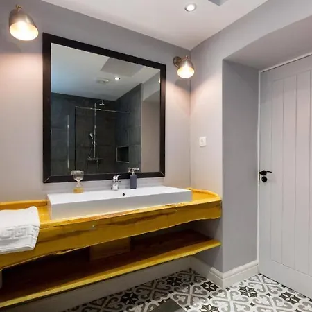 Vintage Vibe: Your Escape Apartment