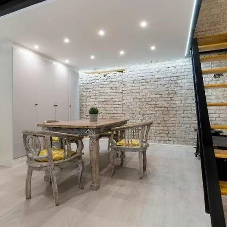 Vintage Vibe: Your Escape *